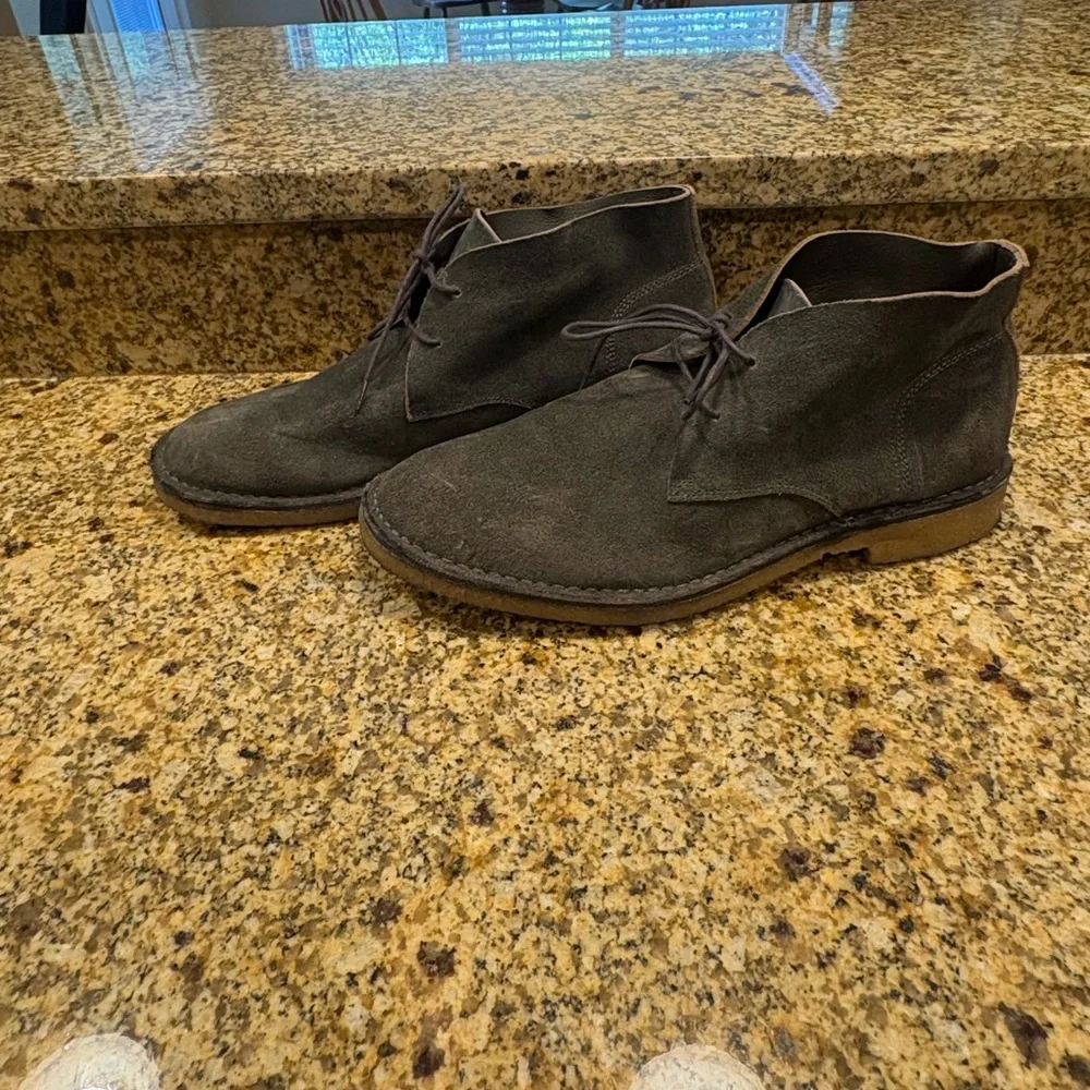 Banana Republic Men’s Olive Army Green suede chukka desert boots size 11 EUC